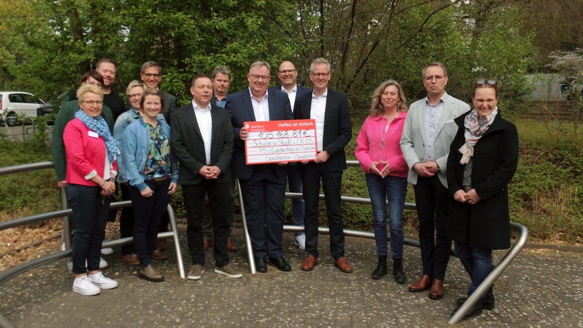 Symbolische Spendenübergabe an der BBS Schölerberg / Foto: Strunk