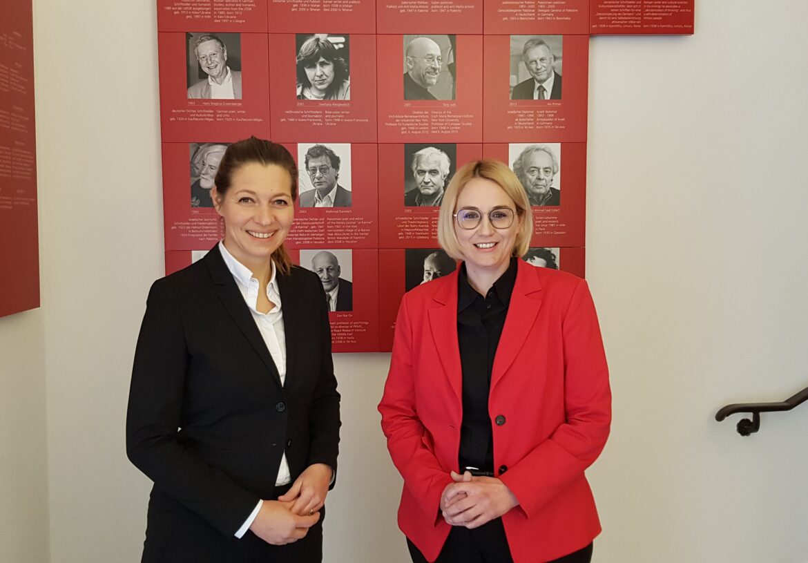 Susanne Menzl-Riedl (Präsidentin der Universität Osnabrück) und Katharina Pötter (Oberbürgermeisterin der Stadt Osnabrück) freuen sich, die Preisträger des Erich-Maria-Remarque-Friedenspreises 2023 bekannt geben zu können. / Foto: Rykov