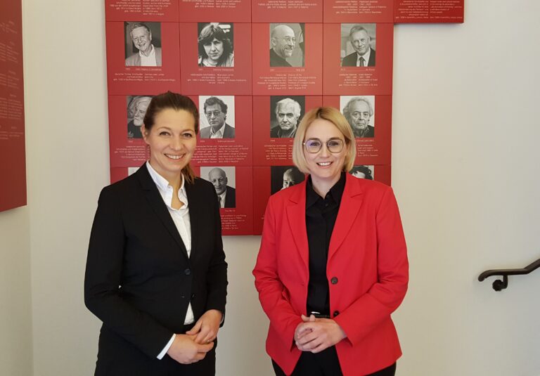 Susanne Menzl-Riedl (Präsidentin der Universität Osnabrück) und Katharina Pötter (Oberbürgermeisterin der Stadt Osnabrück) freuen sich, die Preisträger des Erich-Maria-Remarque-Friedenspreises 2023 bekannt geben zu können. / Foto: Rykov