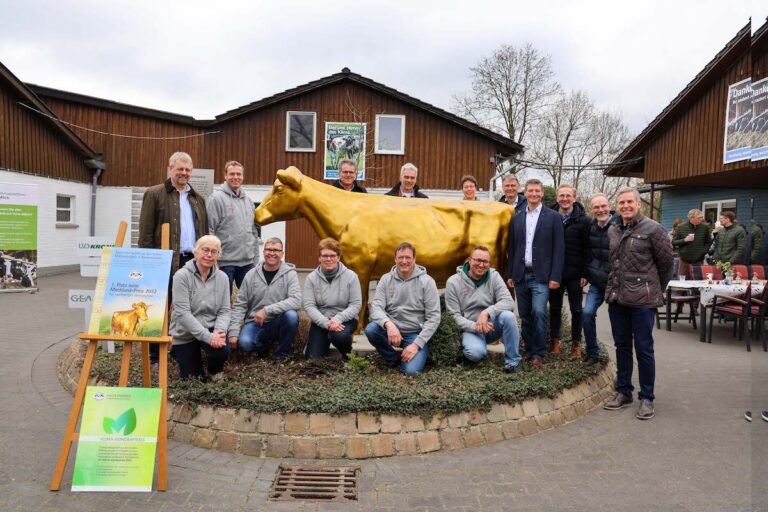 Die goldene Kuh "Olga" steht nun in Bissendorf. / Foto: Landesvereinigung der Milchwirtschaft Niedersachsen e.V.
