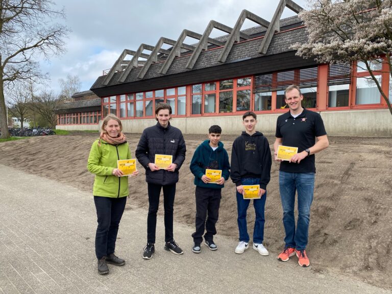 Maxi Hase (Stadt Osnabrück), die Schüler Fynn Wekenborg, Ferhat Avincsal und Keyvan Gnida sowie Christian Vennemann (projektbegleitender Lehrer an der Gesamtschule). / Foto: Lukas Grund.