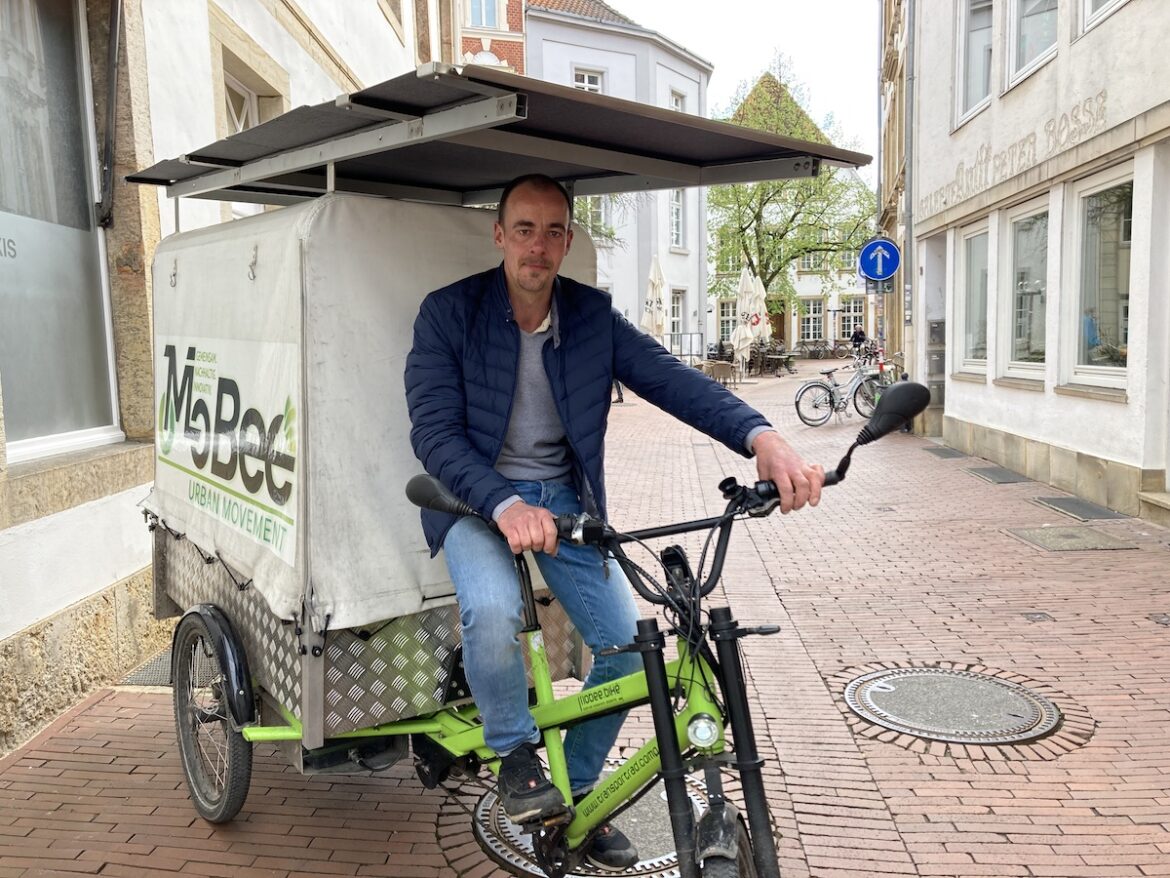 Seit acht Jahren ist Moritz Hillebrandt auch beruflich mit dem Lastenrad unterwegs. / Foto: Schulte