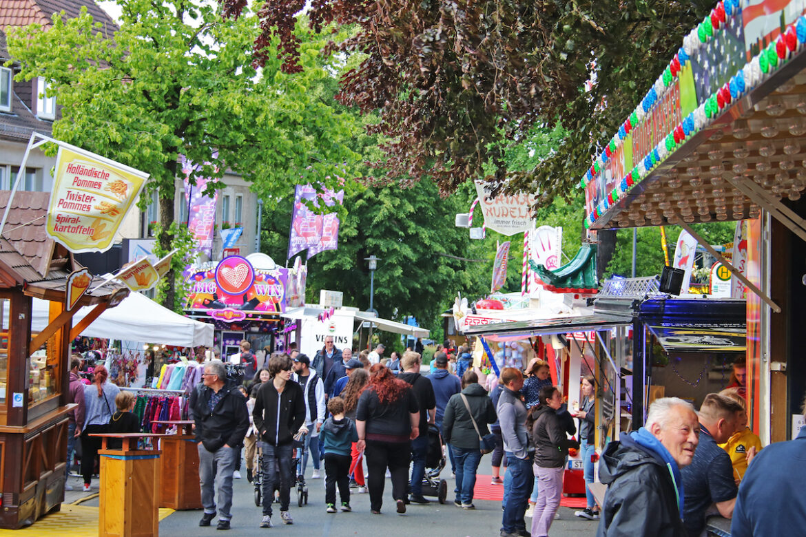 Für drei Tage verwandelt sich die Hindenburgstraße im Stadtteil Alt-Georgsmarienhütte beim Hüttenmarkt in eine Kirmes-, Genuss- und Feiermeile. / Foto: Stadt Georgsmarienhütte/ Niklas Otten