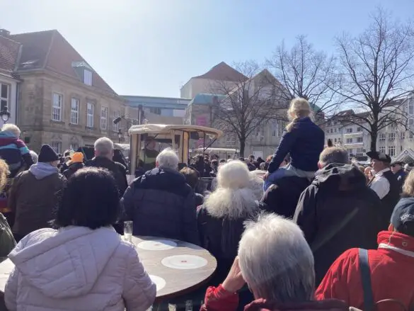 Etliche Osnabrückerinnen und Osnabrücker warteten auf den Pferdetreck. / Foto: Schulte