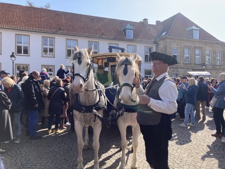 Über die Friedensroute ist der Pferdetreck mit Friedensglocke auf dem Domvorplatz eingetroffen. / Foto: Schulte