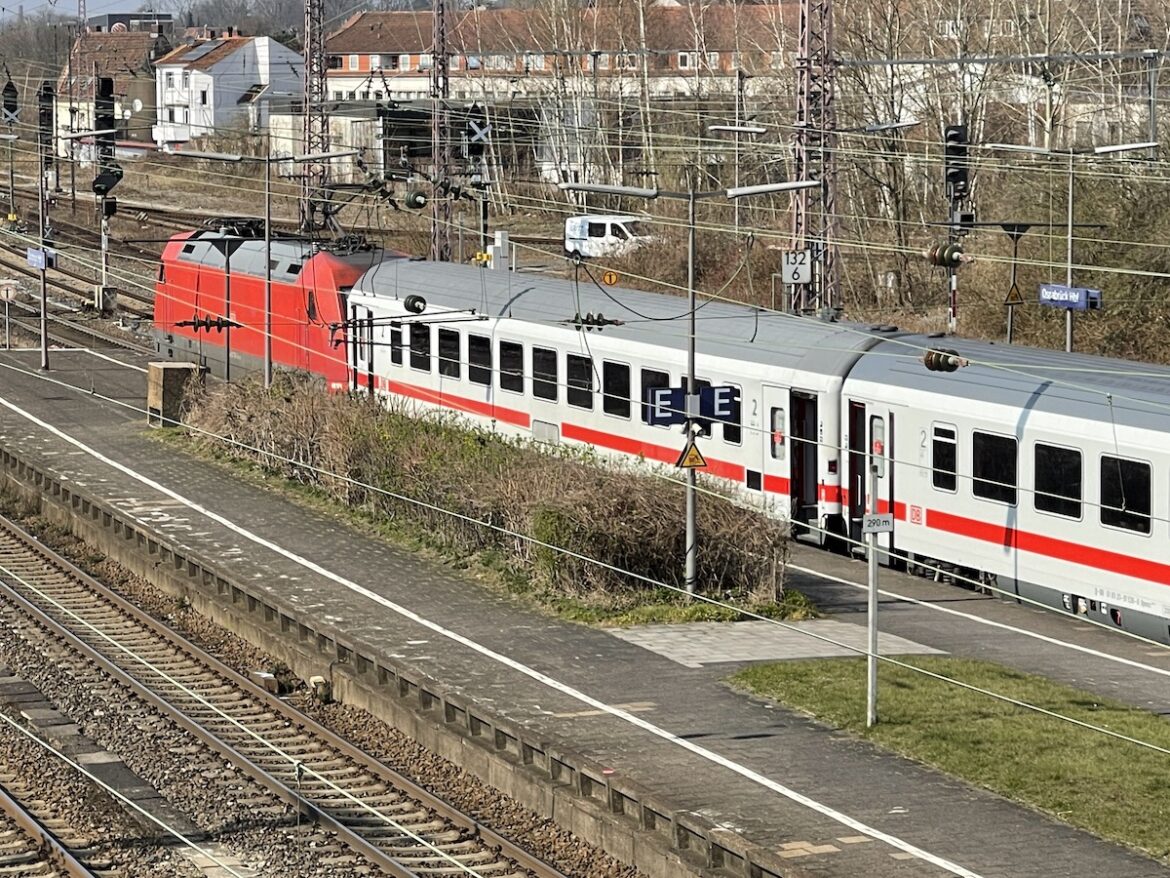 Intercity Zug am Hauptbahnhof Osnabrück