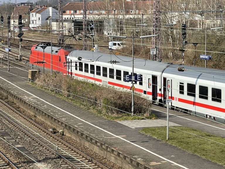 Intercity Zug am Hauptbahnhof Osnabrück