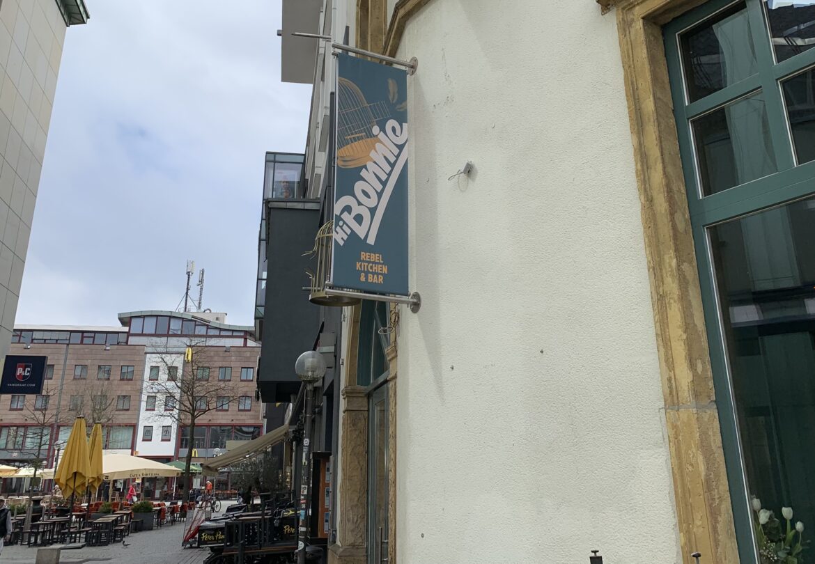 Das "Hi Bonnie" am Nikolaiort. / Foto: Guss