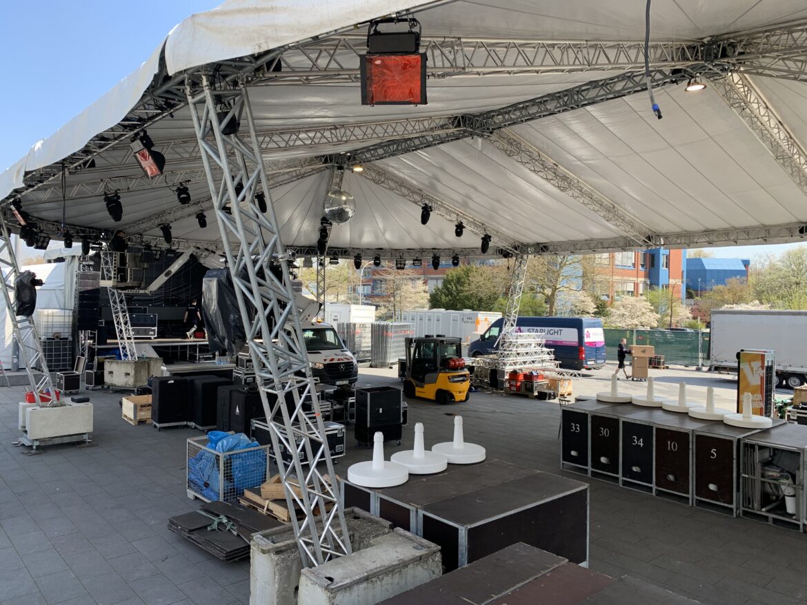 Der Aufbau zum Terrassenfest ist im vollem Gange. / Foto: Guss