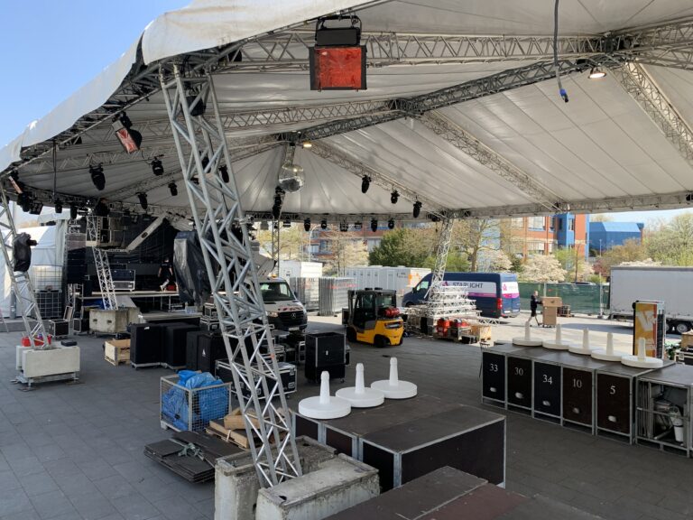 Der Aufbau zum Terrassenfest ist im vollem Gange. / Foto: Guss