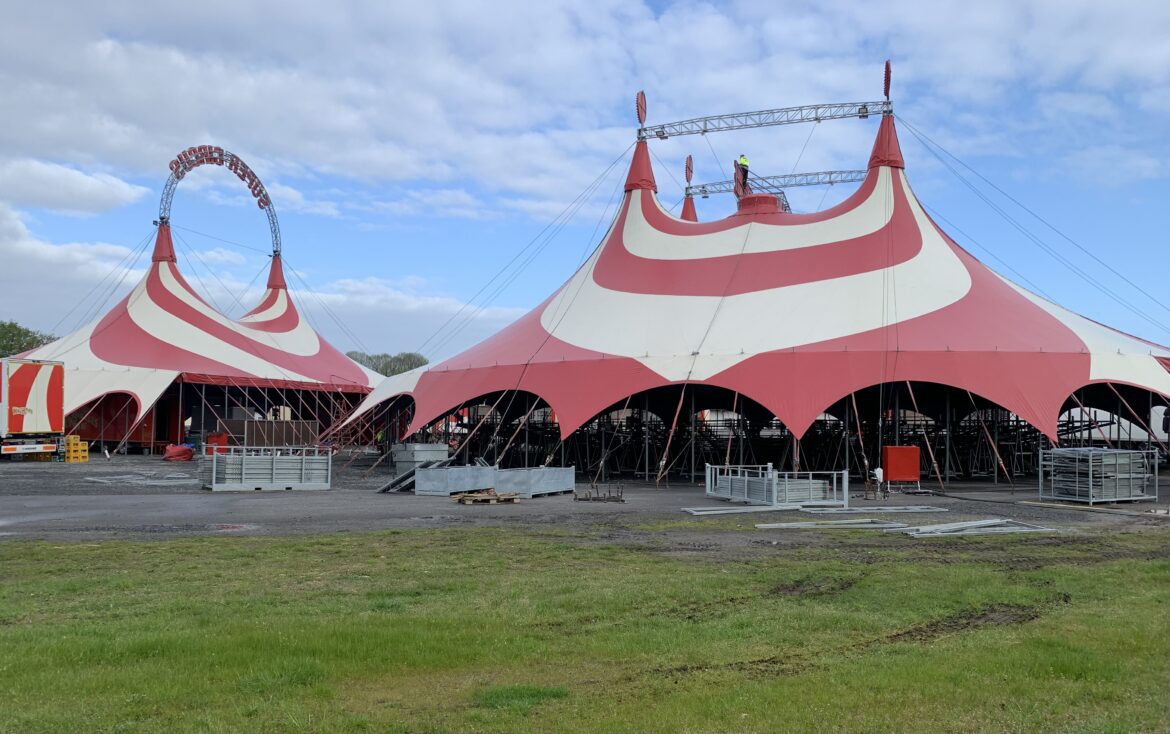 Der Aufbau für den Zirkus Charles Knie an der Halle Gartlage läuft derzeit auf Hochtouren. / Foto: Guss