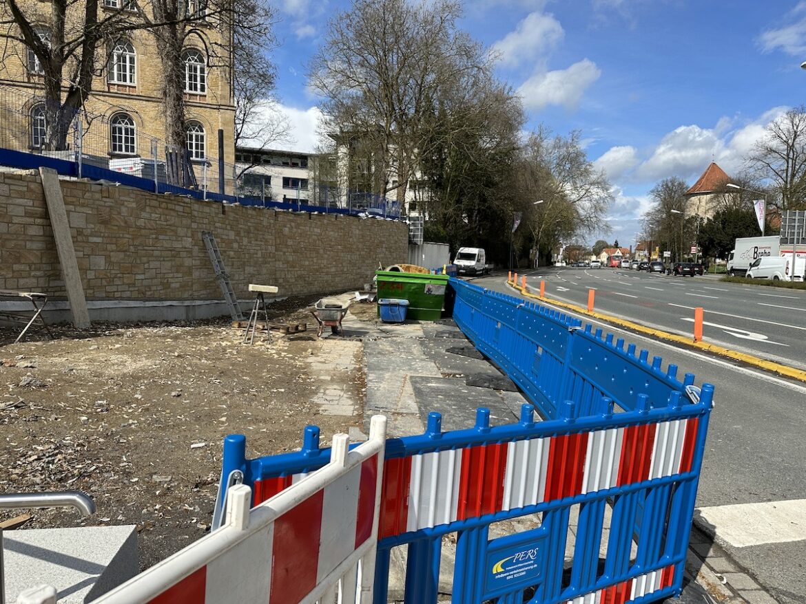 Fußgänger müssen an der VHS weiter ausweichen