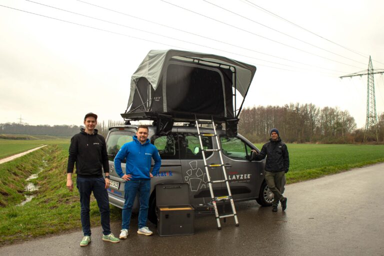 Mit dem Carsharing-Auto in den Camping-Urlaub: Matthias Topphoff (Project Management Layzee), Max Köster (Werkstudent Mobilitätsangebot) und Nicklas Monte (Leiter Produktentwicklung Multimodale Angebote) zeigen, wie es geht. / Foto: stadtteilauto