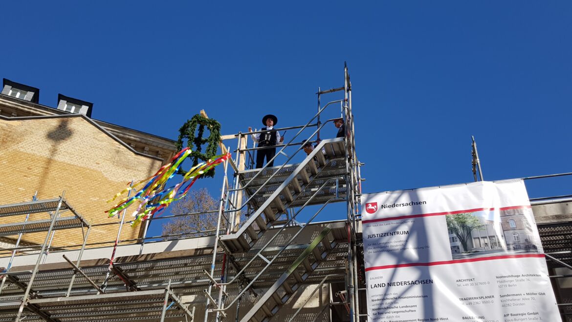 Zwei Handwerker der Firma Hofschröer sprachen den Richtspruch.