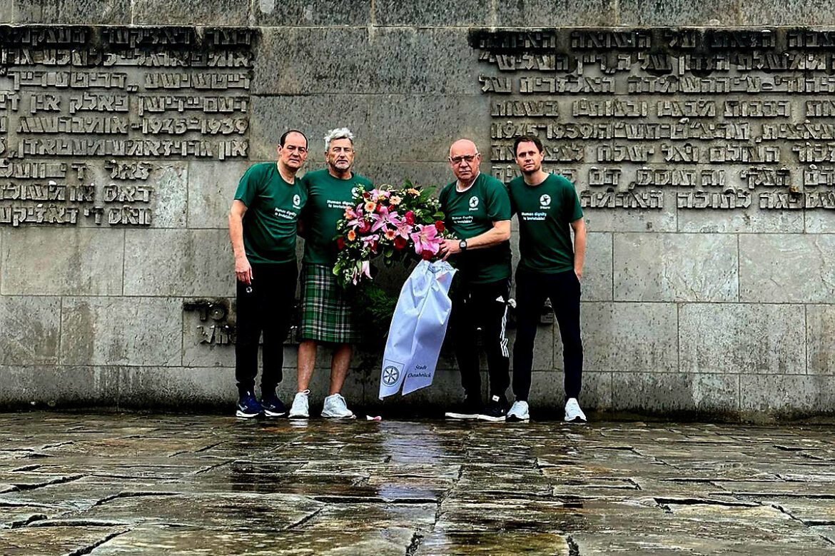 Sportler 4 a childrens world Kranzniederlegung in Bergen-Belsen