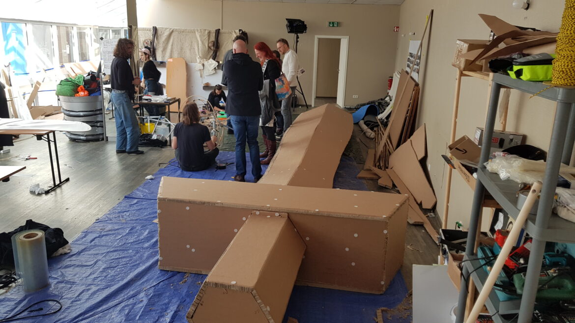 Das zehn Meter lange Schwert von Hermann wird am Freitag ins Figurentheater gebracht. / Foto: Rykov