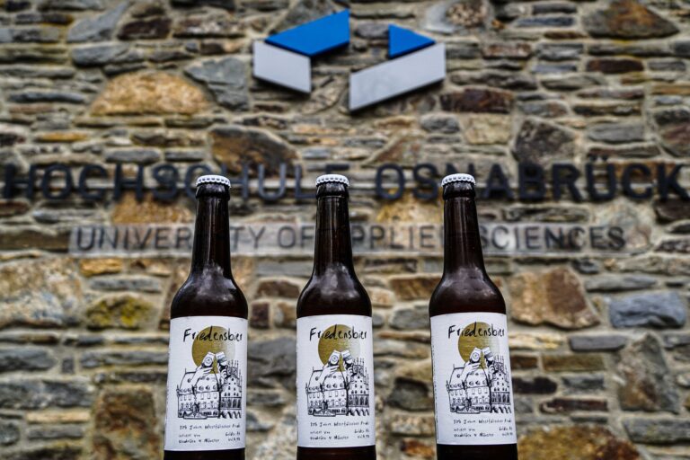 Die Projektleitung für das Friedensbier lag beim Team Campusbier der Hochschule Osnabrück. / Foto: Hochschule Osnabrück