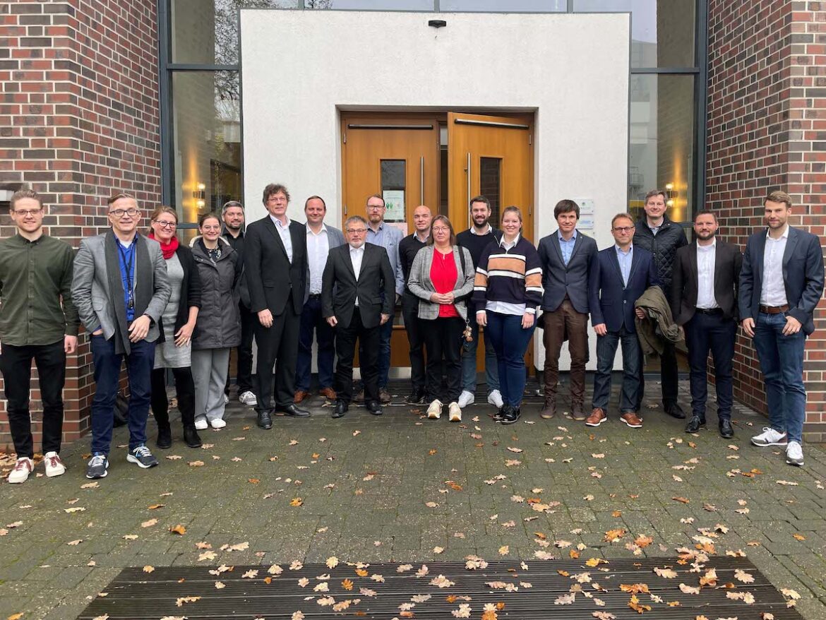 Gemeinsam wollen sie Prozesse digitalisieren und nachhaltige Lösungen für Produktion und Logistik aufzeigen: Das Team des Projekts EDNA besteht aus Forschenden der Hochschule Osnabrück, der Jade Hochschule Wilhelmshaven/Oldenburg/Elsfleth, des Forschungsinstituts OFFIS e.V. aus Oldenburg, der Virtual Vehicle Research GmbH aus Graz sowie aus Vertretern der Krone Business Center GmbH & Co. KG, der BRÜGGEN Oberflächen- und Systemlieferant GmbH sowie der Fahrzeugwerk Bernard Krone GmbH & Co. KG. / Foto: KRONE