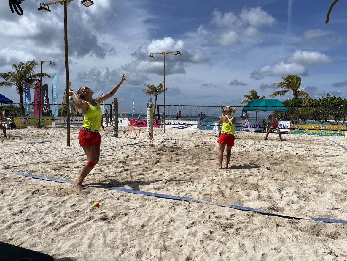 Christin Nimtz (links) und Sarah Bolsmann bei den Aruba Open Ende 2022 / Foto: Franziska Riegenring