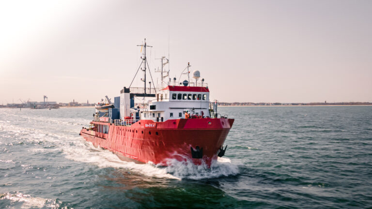 "Sea-Eye"-Schiff im Meer / Foto Maik Lüdermann (Sea-Eye)