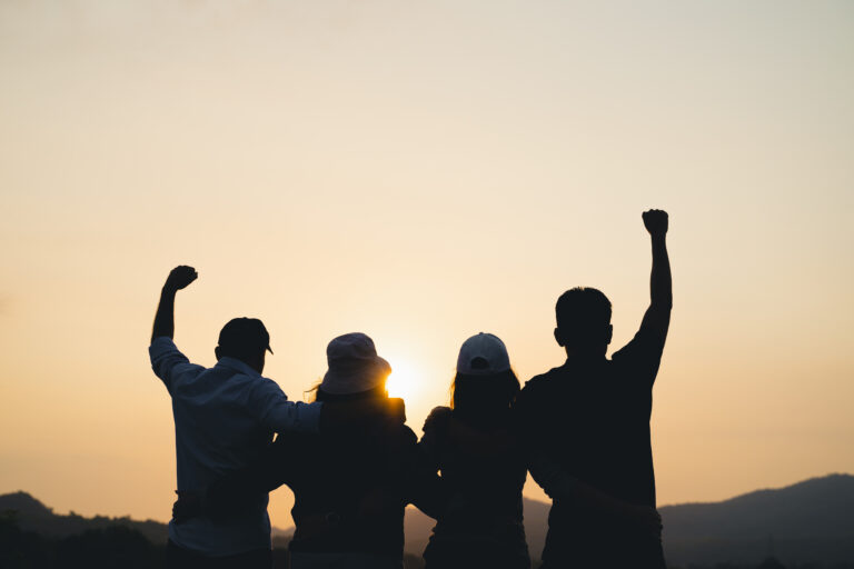 Junge Menschen im Sonnenuntergang. / Foto: Friedel & Gisela Bohnenkamp-Stiftung