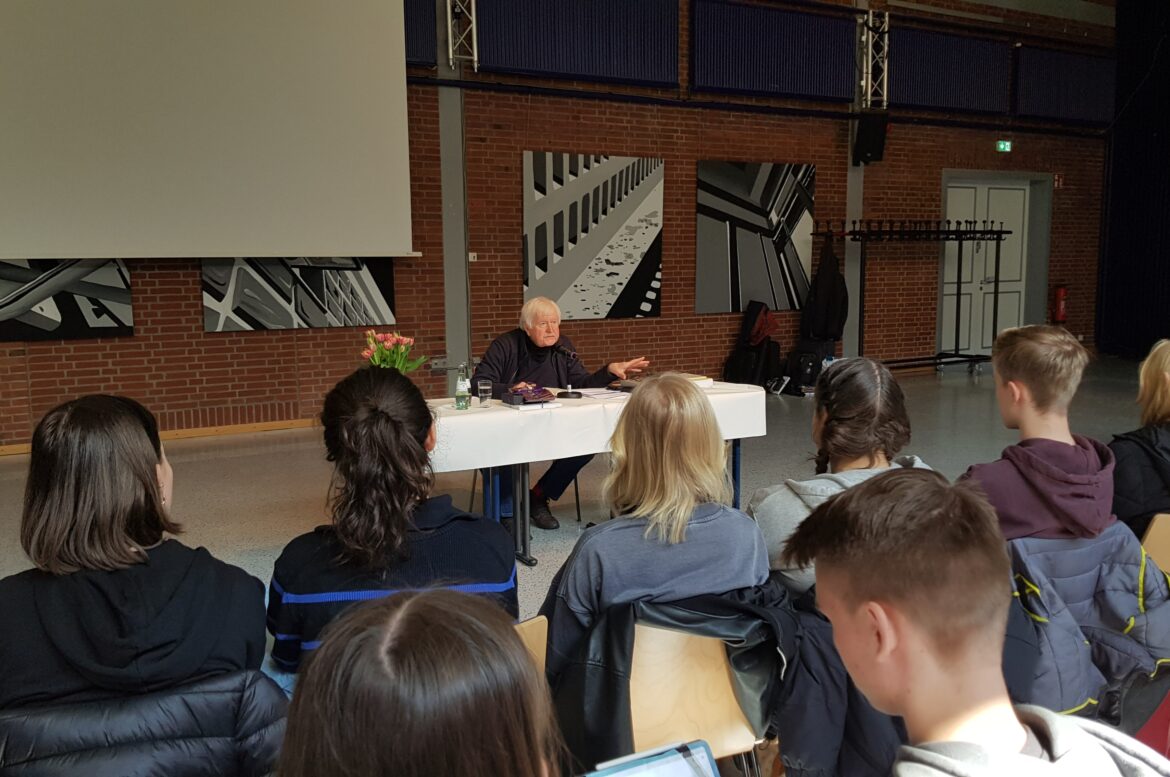 Hartmut Bartmuß war zu Besuch in der Ursulaschule. / Foto: Rykov
