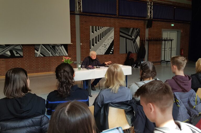 Hartmut Bartmuß war zu Besuch in der Ursulaschule. / Foto: Rykov