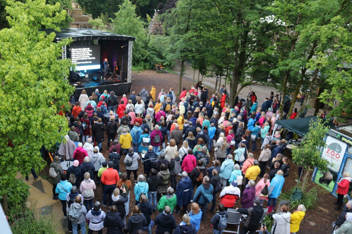 Bereits zum vierten Mal findet am 16. Juni das Open Air-Rudelsingen im Zoo Osnabrück statt. Im Zoozentrum wird gemeinsam gesungen und gleichzeitig die Spendenaktion „Rüssel voraus!“ unterstützt. / Foto: Zoo Osnabrück