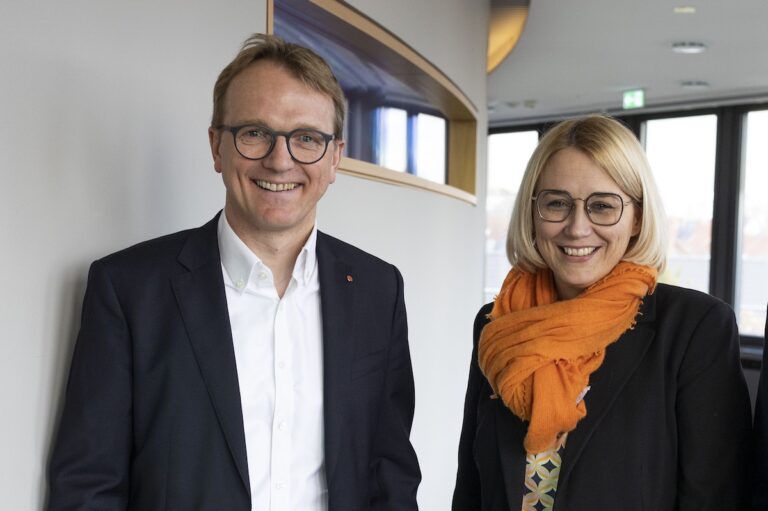 Oberbürgermeisterin Katharina Pötter (rechts), Vorsitzende des SWO-Aufsichtsrats, mit Dirk Eichholz (links). Foto: Hehmann/Stadtwerke Osnabrück