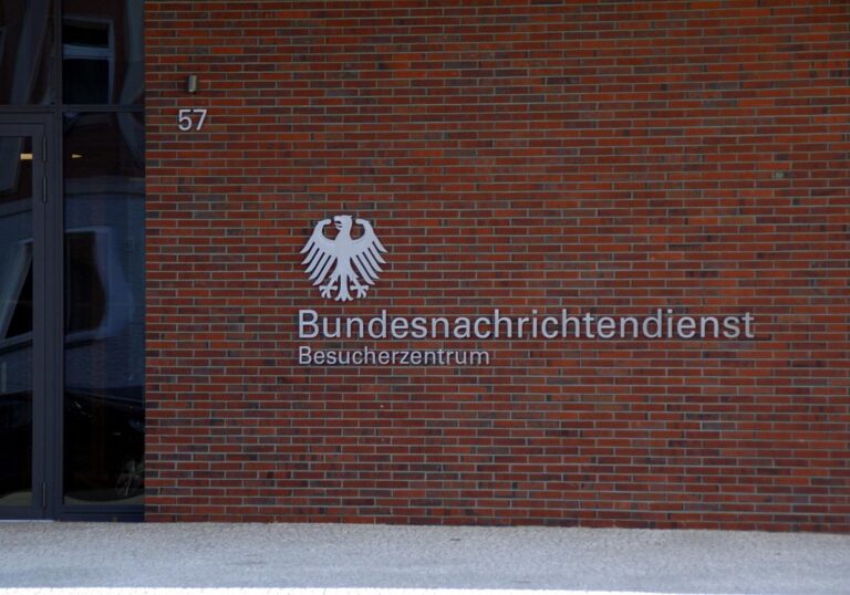 Gremium fordert strengere Sicherheitschecks bei Geheimdiensten