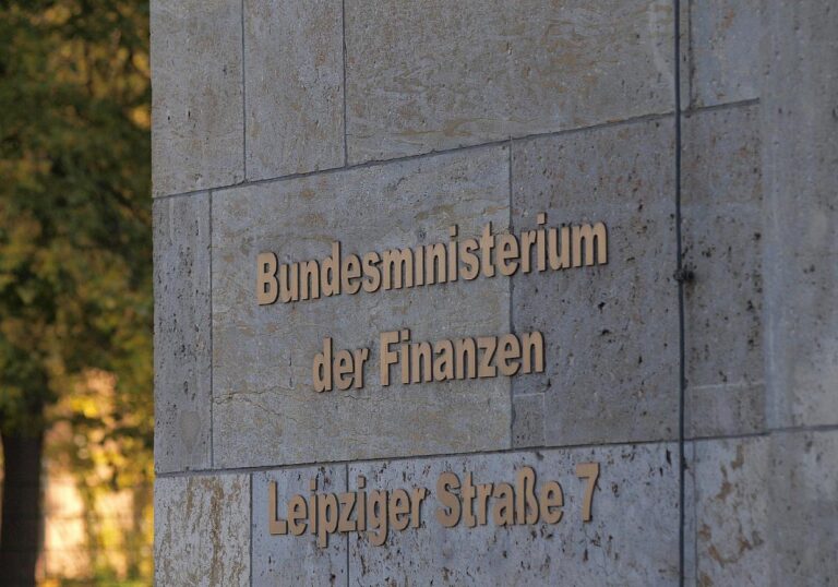 Bundeshaushalt: Finanzminister will Kürzungen in allen Bereichen