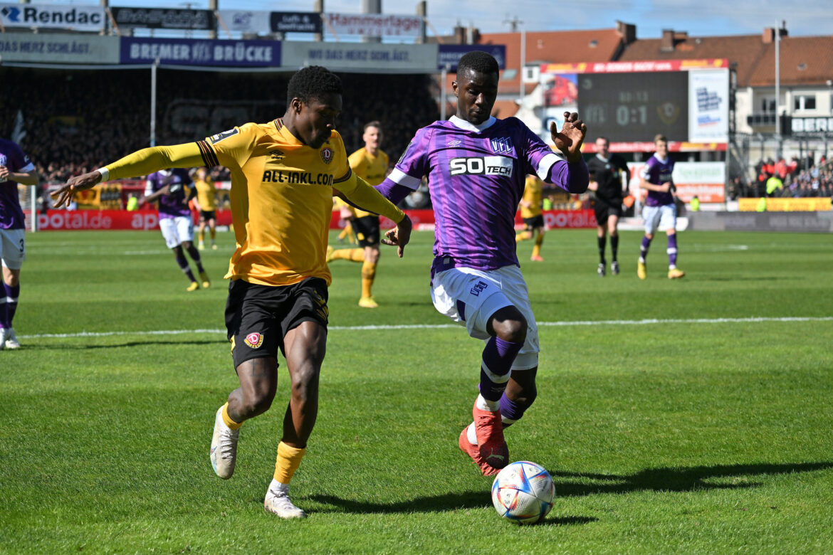 Christian Joe Conteh (Dynamo Dresden) im Zweikampf mit Maxwell Gyamfi (VfL Osnabrück). / IMAGO / Eibner