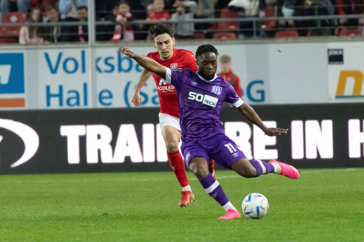 Ba-Muaka Simakala im Spiel gegen den Halleschen FC. / IMAGO / Eibner