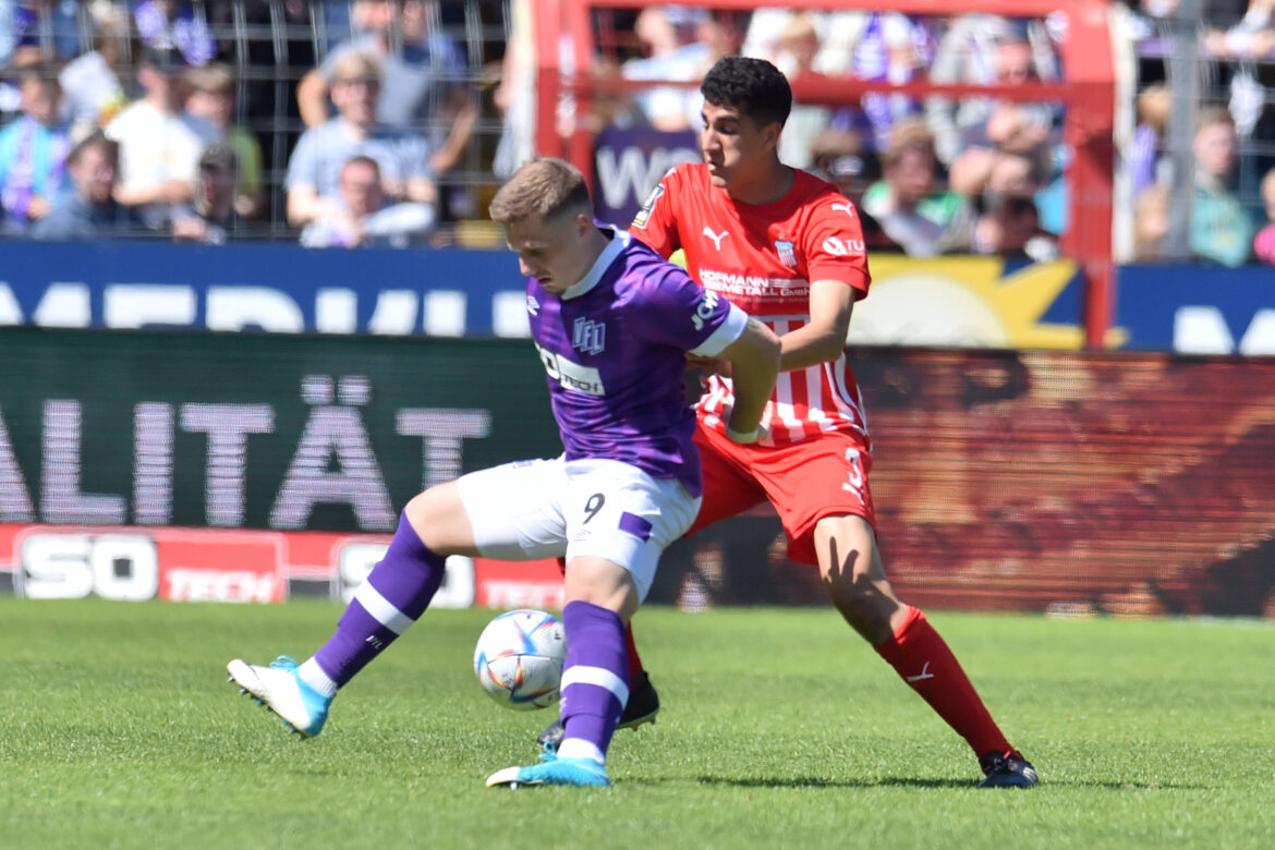 Erik Engelhardt (Osnabrück) im Zweikampf gegen Nico Carrera. / IMAGO / osnapix