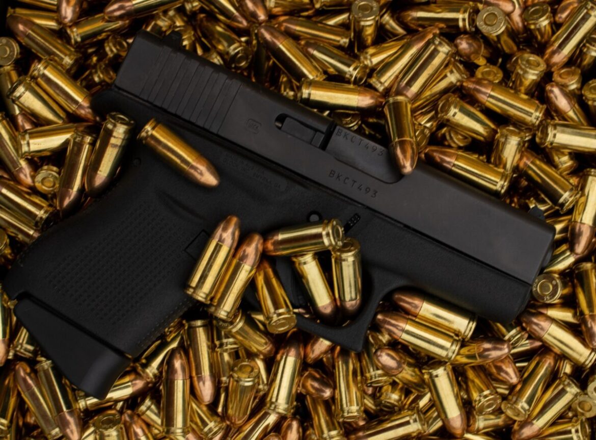 Waffe mit Patronen (Symbolbild)
