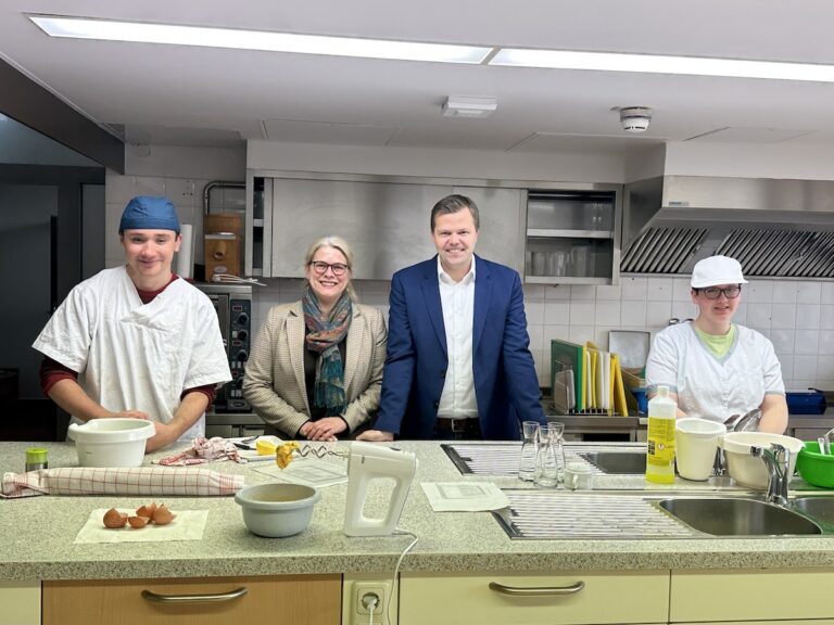 In der Lehrküche des Landesbildungszentrum für Hörgeschädigte Osnabrück: Schüler (links und rechts) sowie Verena Kämmerling und Christian Fühner (beide MdL der CDU)