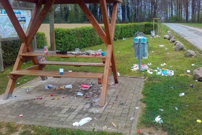 Hoffentlich nur ein Bild aus vergangenen Zeiten: Müll und Zerstörung auf dem Rastplatz am Wegekreuz und den benachbarten Feldern und Wiesen. / Foto: Gemeinde Wallenhorst