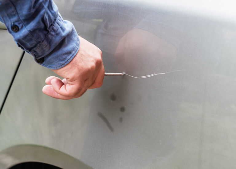 Zerkratzte Autos (Symbolbild)