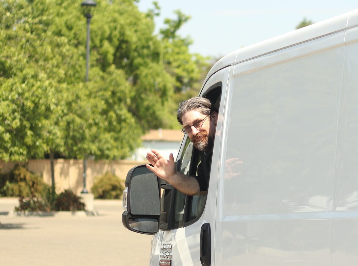 (Symbolbild) Mann fährt mit weißem Lieferwagen weg.