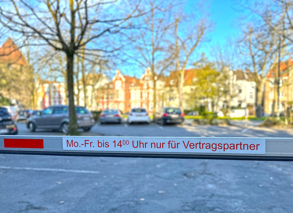 "Du kommst hier nicht rein" – bis 14 Uhr bleibt dieser Parkplatz exklusiv der Stadtverwaltung vorbehalten