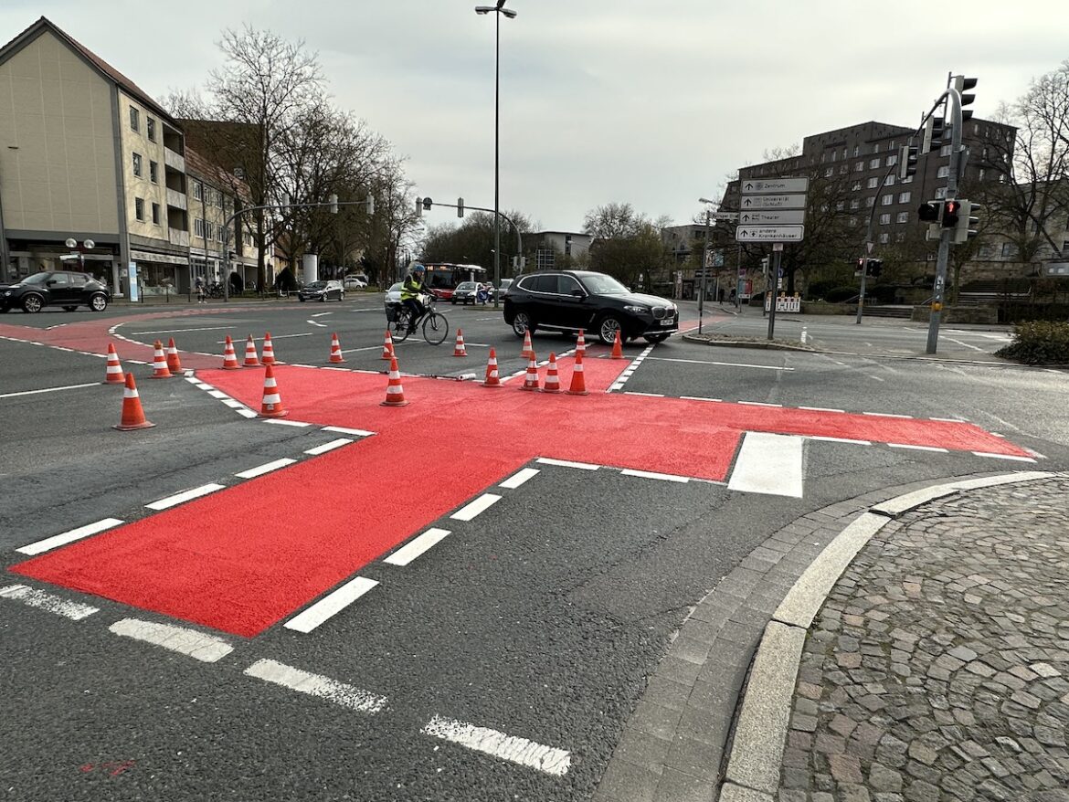 Neue Verkehrsregelung am Rißmüllerplatz: Indirektes Linksabbiegen für Radfahrer