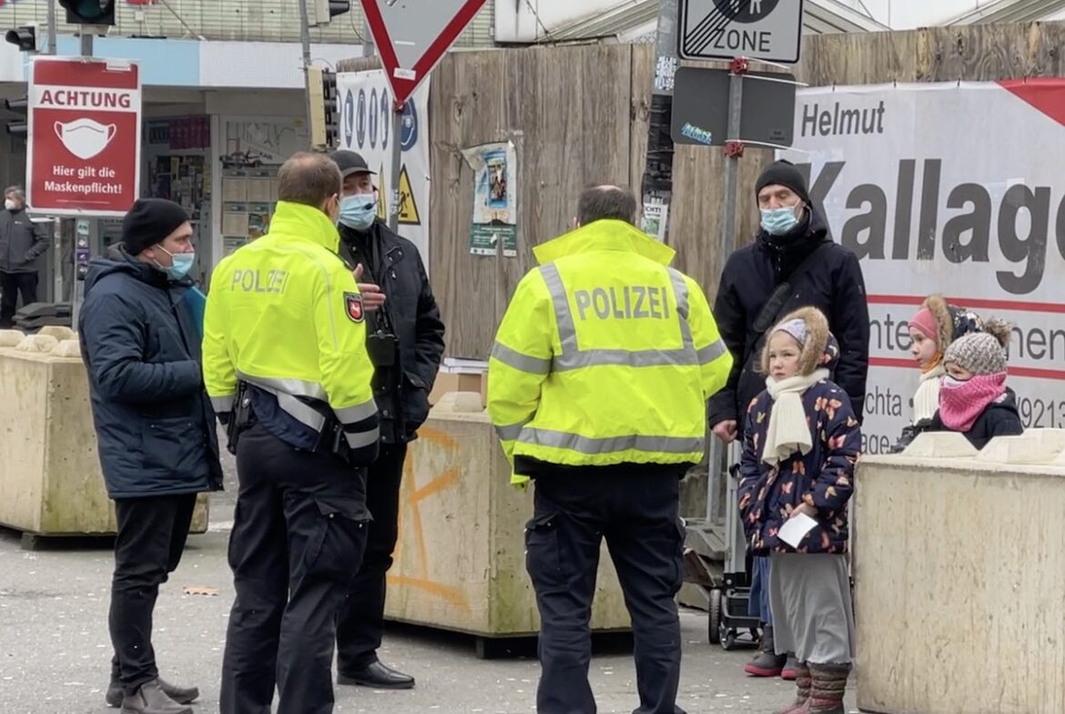 Polizisten verbieten zur Corona-Zeit das Singen in der Osnabrücker Innenstadt
