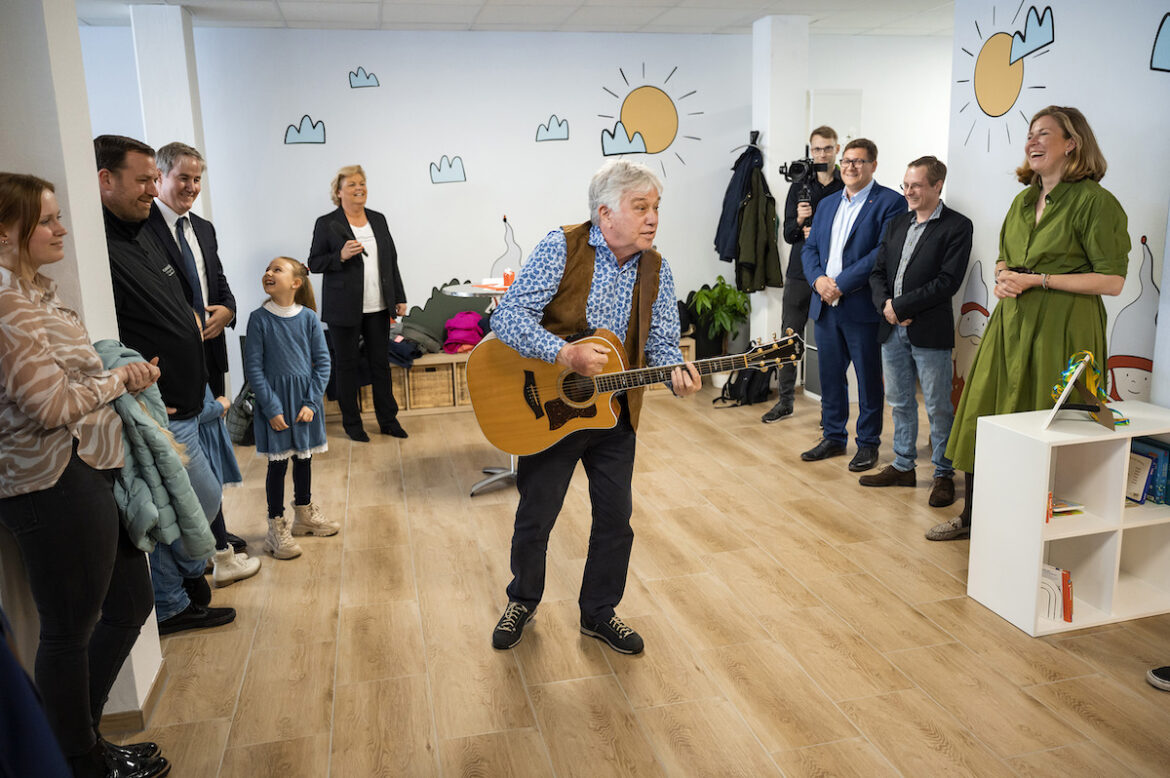 Große und kleine Hüttenzwerge singen mit Rolf Zuckowski