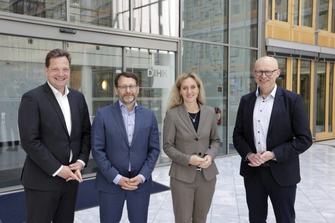 v.l.: Dr. Jan Greitens, Referatsleiter Unternehmensfinanzierung (DIHK), Jörg Siegel, Leiter Finanzen & Controlling, Chemiewerk Bad Köstritz GmbH (stellvertretender Ausschussvorsitzender), Nancy Plaßmann, Vorständin, Sparkasse Osnabrück (Ausschussvorsitzende), Dr. Rainer Kambeck, Bereichsleiter Wirtschafts- und Finanzpolitik, Mittelstand (DIHK). Nicht auf dem Foto: Niels Pirck, Mitglied des Vorstands, Sparda-Bank Hamburg eG (Stellvertretender Ausschussvorsitzender. / Foto: DIHK (Jens Schicke)