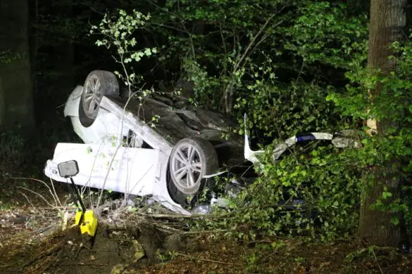 PKW prallt gegen Bäume und kippt aufs Dach an B51 in Bohmte