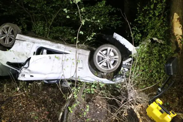 PKW prallt gegen Bäume und kippt aufs Dach an B51 in Bohmte