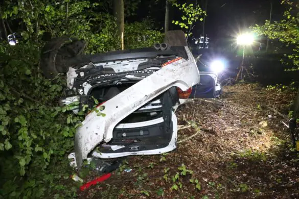PKW prallt gegen Bäume und kippt aufs Dach an B51 in Bohmte