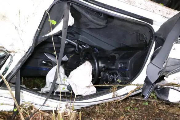 PKW prallt gegen Bäume und kippt aufs Dach an B51 in Bohmte