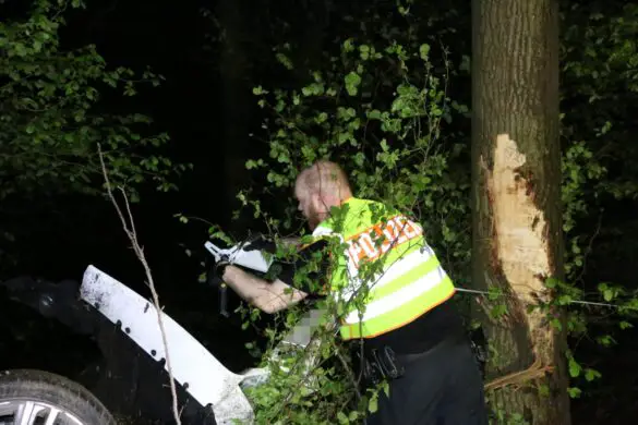 PKW prallt gegen Bäume und kippt aufs Dach an B51 in Bohmte