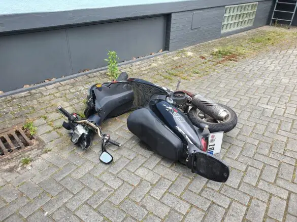 Kollision mit Zivilstreife bei Flucht vor der Polizei, Rollerfahrer muss in Haft